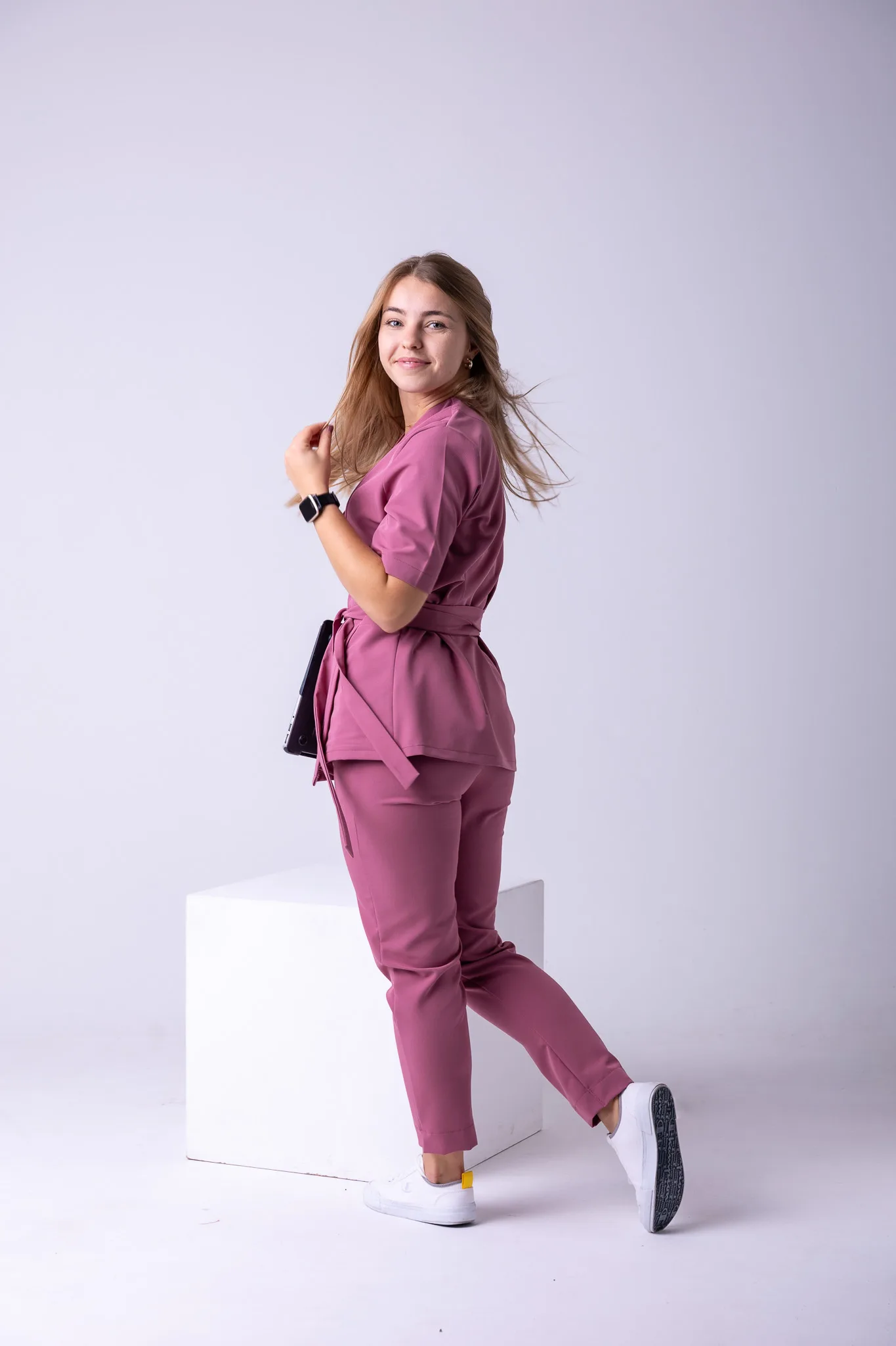 Scrubs Damski Basic z Wiązaniem Rose Blush