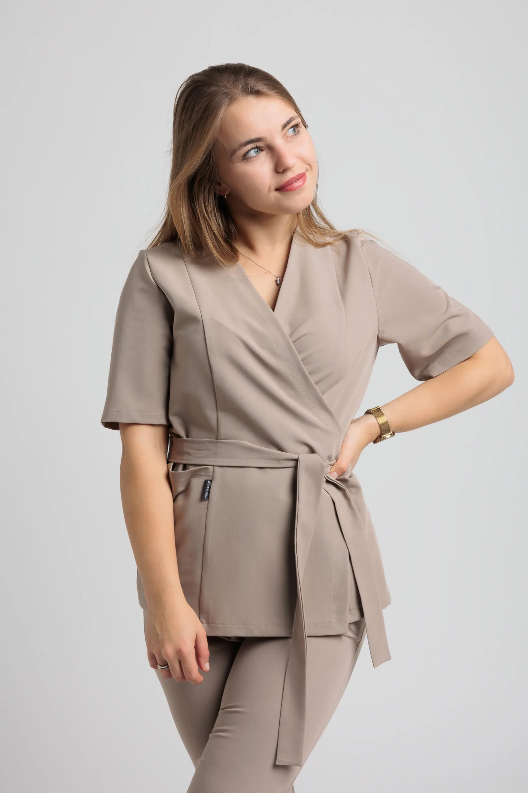 Scrubs Damski Basic z Wiązaniem Caffe Latte