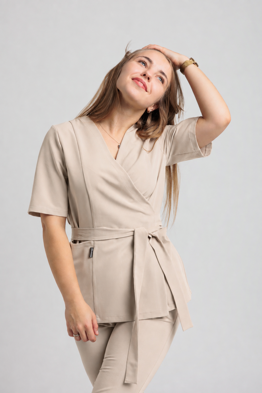 Bluza Medyczna Damska Basic z wiązaniem Light Beige (5)